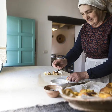 Cortis Antigas Bed & Breakfast Gesturi