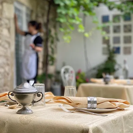 Couette-café Cortis Antigas 3*