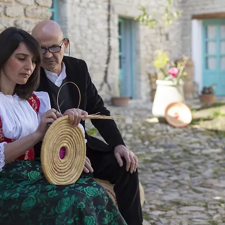 Cortis Antigas Couette-café 3*